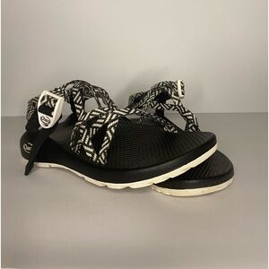 Chaco womens zx 2 adjustable strap wide with classic sandal in black & white.